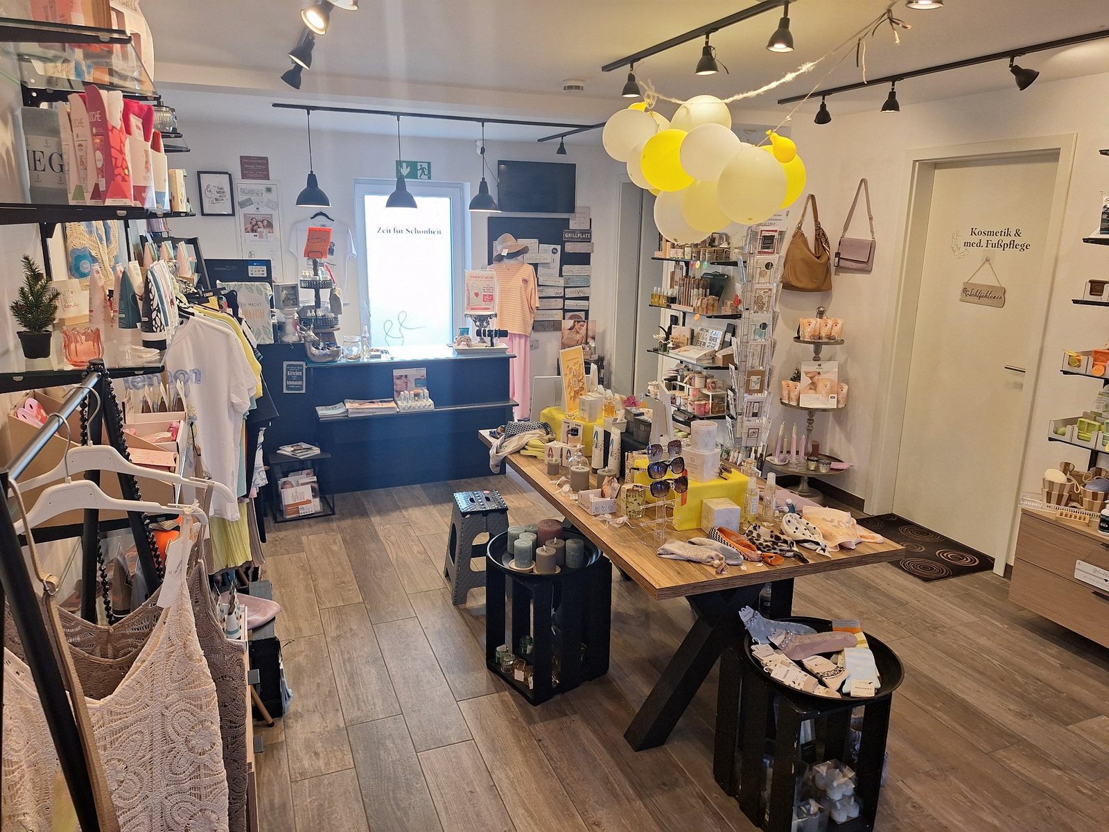 Innenansicht des Ladenlokals Zeit für Schönheit mit Kosmetik, Mode, Deko und Accessoires